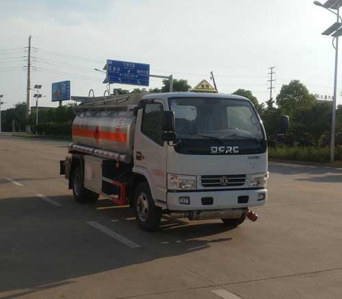 專威牌HTW5070GYYEC型運(yùn)油車