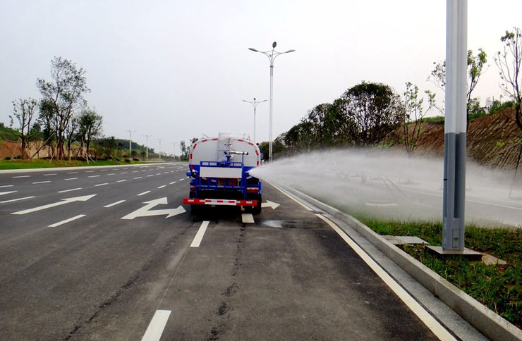 東風(fēng)多利卡8噸灑水車側(cè)噴實(shí)拍圖片2.jpg